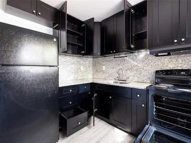 1091 SW 4th St #1 — Photo 15