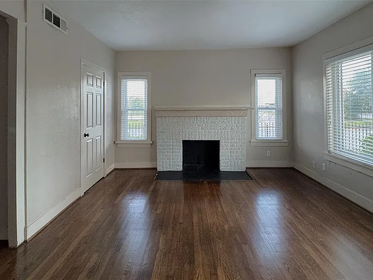 302 W Saulnier St #2 — Photo 5