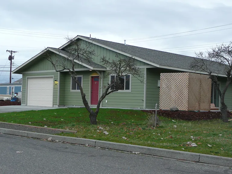 204 W Putman St — Photo 2