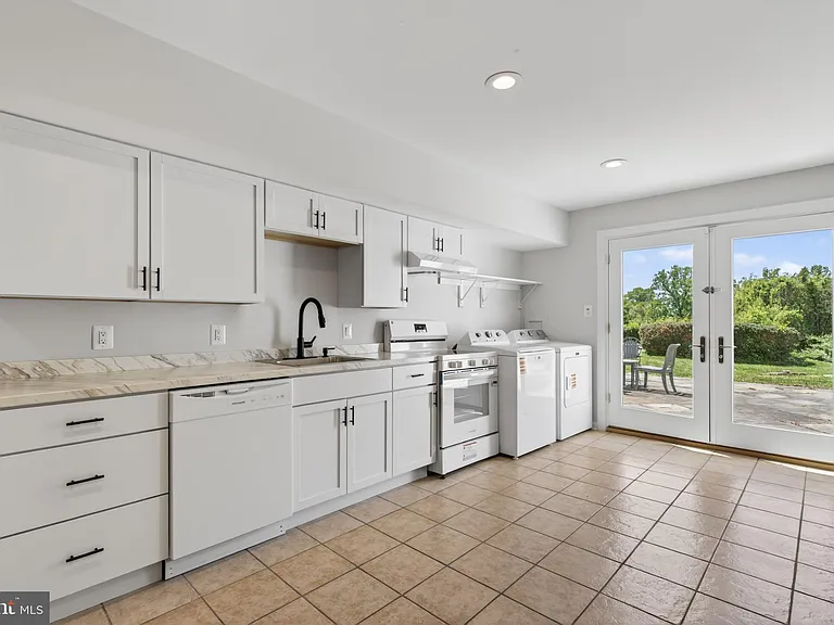 740 Kentland Dr — Photo 3