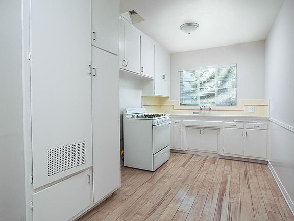 4th image of 12107 Emelita St #12107