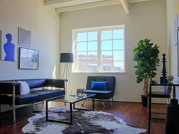 Living Room - Huge windows