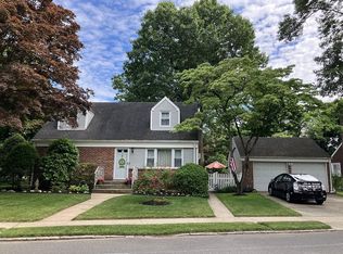 2 Radcliff Ave, Port Washington, NY 11050