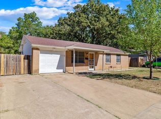 2211 Cales Dr, Arlington, TX 76013