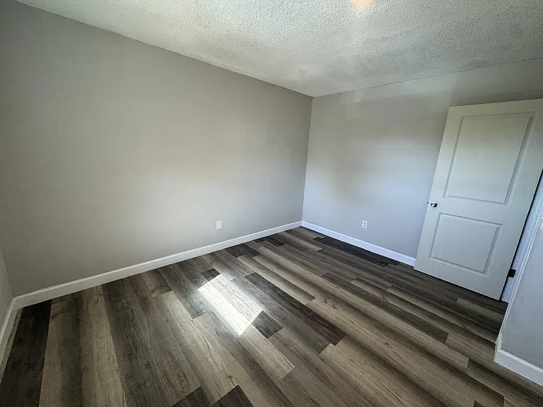 118 Harrys Dr — Photo 2