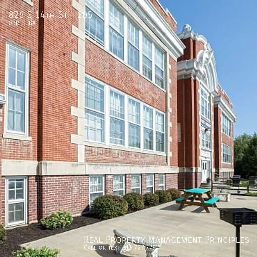Building Photo - 826 S 14th St #205