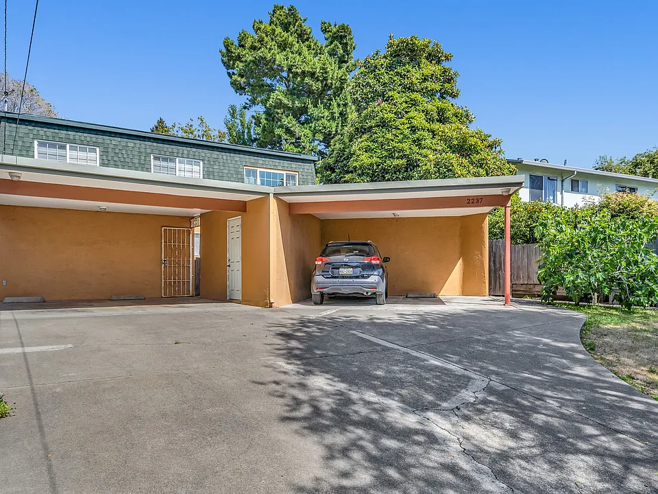 2237 Roosevelt Ave #1