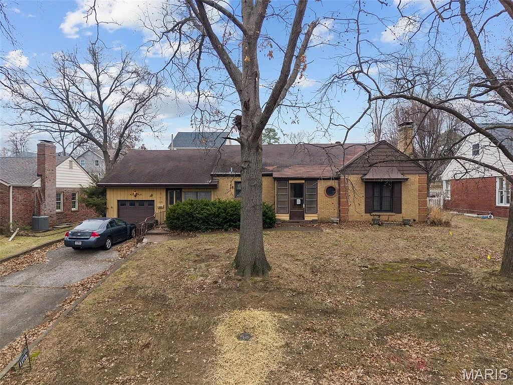 1175 Hillard Rd photo 1