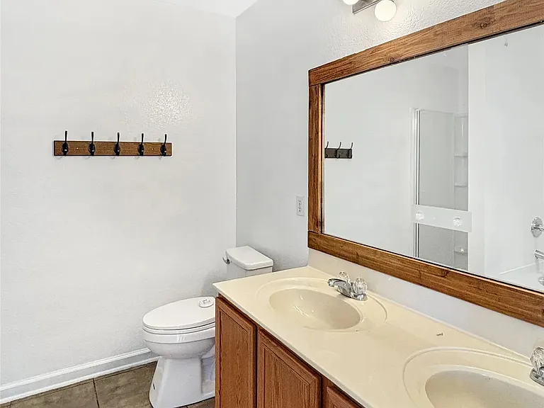 1217 Caroline Dr — Photo 10