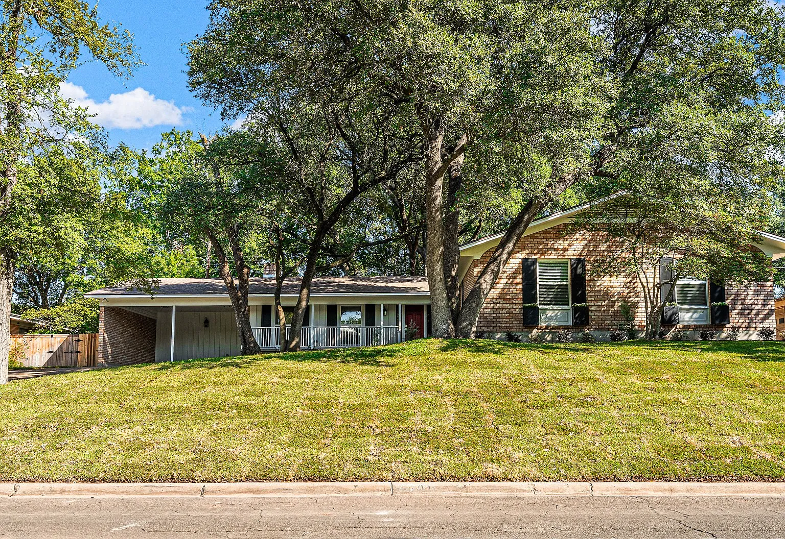 3 bed, 2542 sqft, $4,250 — Photo 4