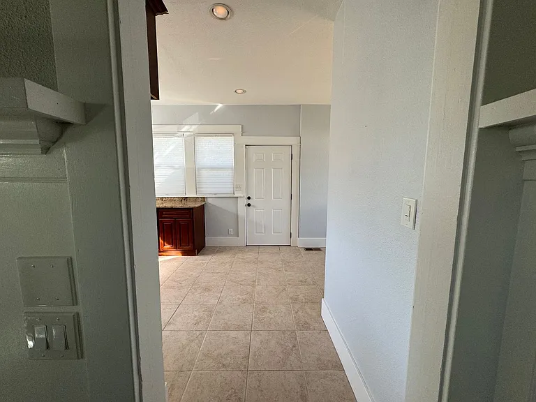 498 Johnston St — Photo 12