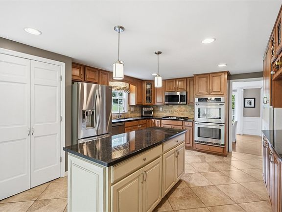 5th image of 2475 Southvue Dr