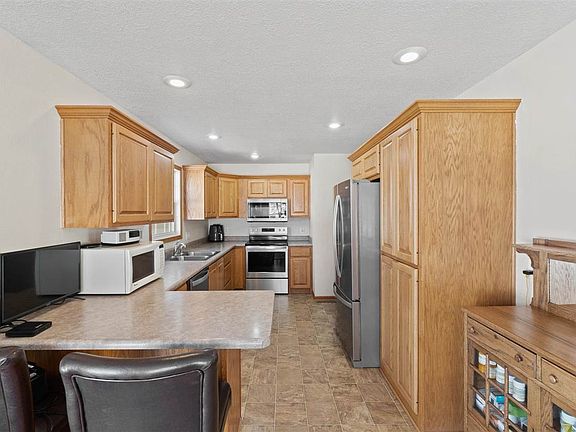 5th image of 904 S 12th Ave