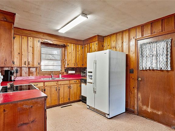 5th image of 2401 Roselawn St