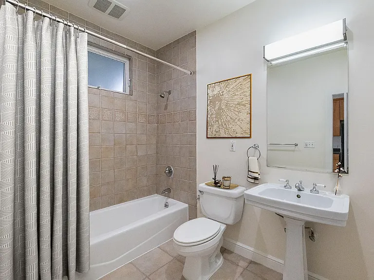 571 Lombard St — Photo 6