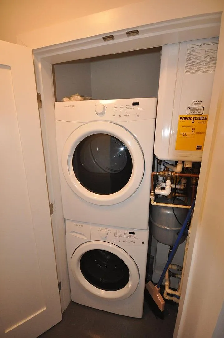 No Brokers Fee, Central Heat/AC, In-Unit Washer and Dryer, Large Fully Renovated, Eat-in Kitchen — Photo 3