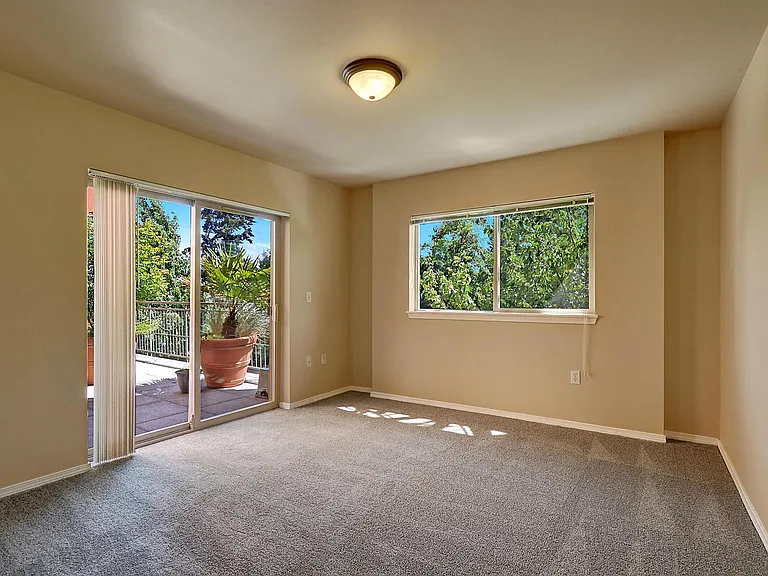 2x2E Primary Bedroom