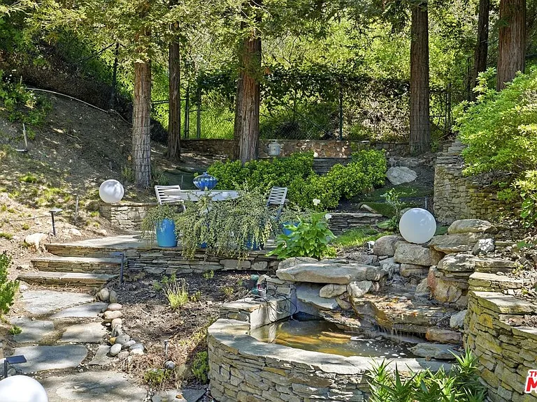2350 Benedict Canyon Dr — Photo 41