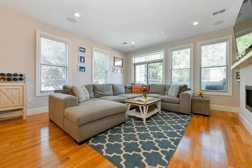 2 bed, 1031 sqft, $4,300 — Photo 3