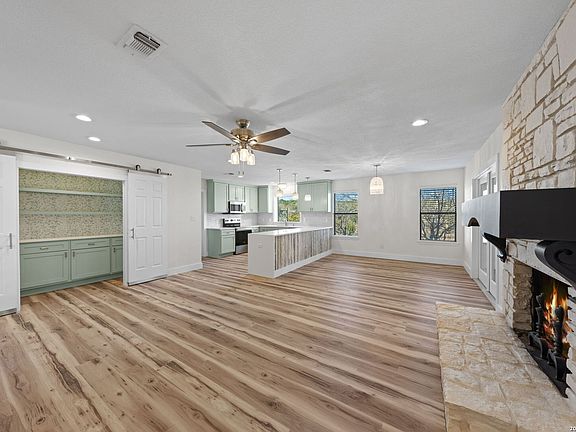 4th image of 100 Riverhill Blvd