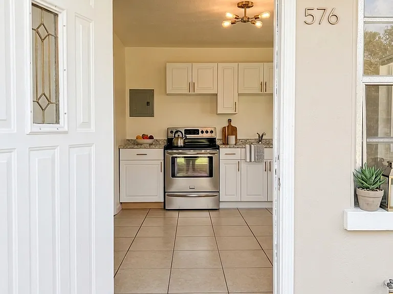 580 NE 34th St #4 — Photo 1