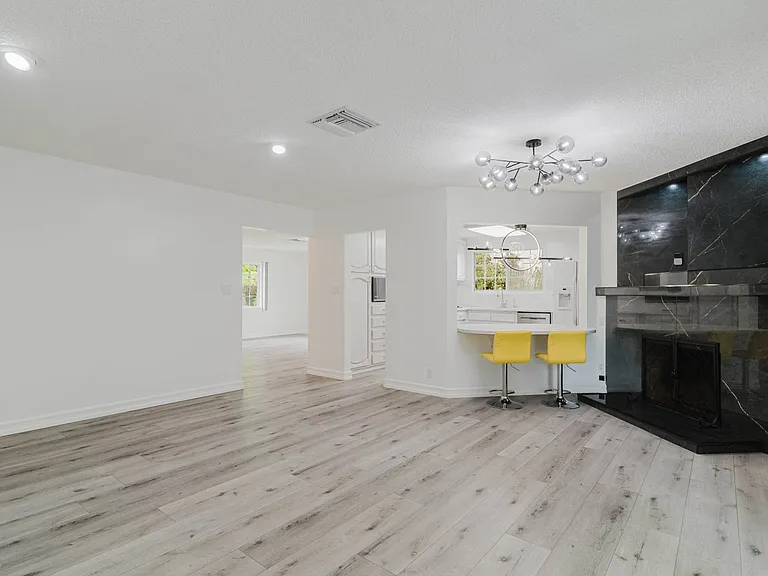 22515 Haynes St — Photo 13