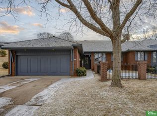 10122 Fieldcrest Dr, Omaha, NE 68114