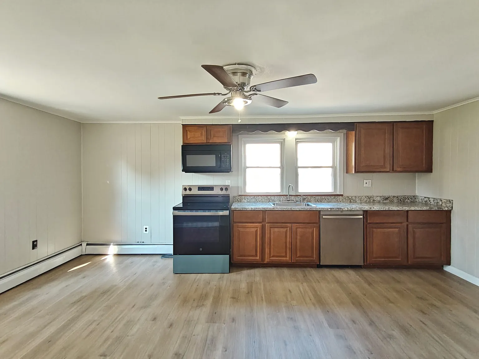 Spacious 2-Bedroom First-Floor Apartment — Photo 4