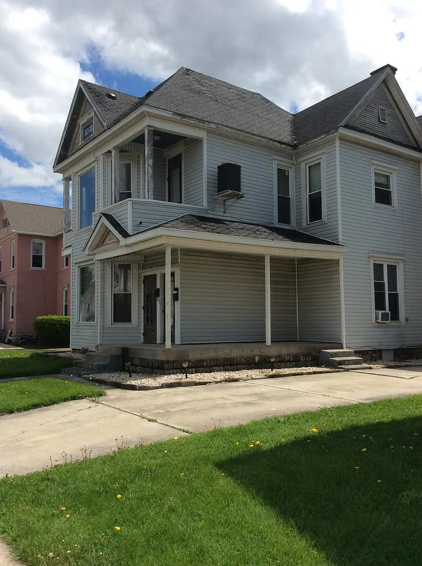 125 Center St photo 1