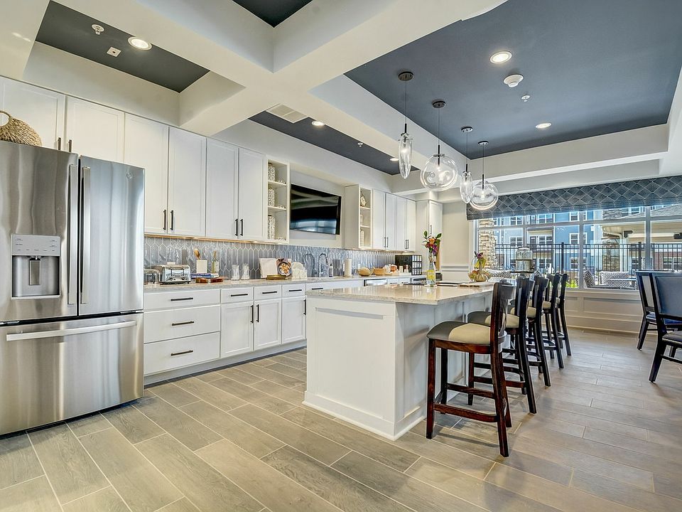 5-web-or-mls-12975 Harrell Pkwy - Common Areas-005