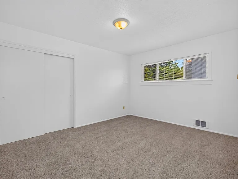 Shore View Apartments — Photo 17