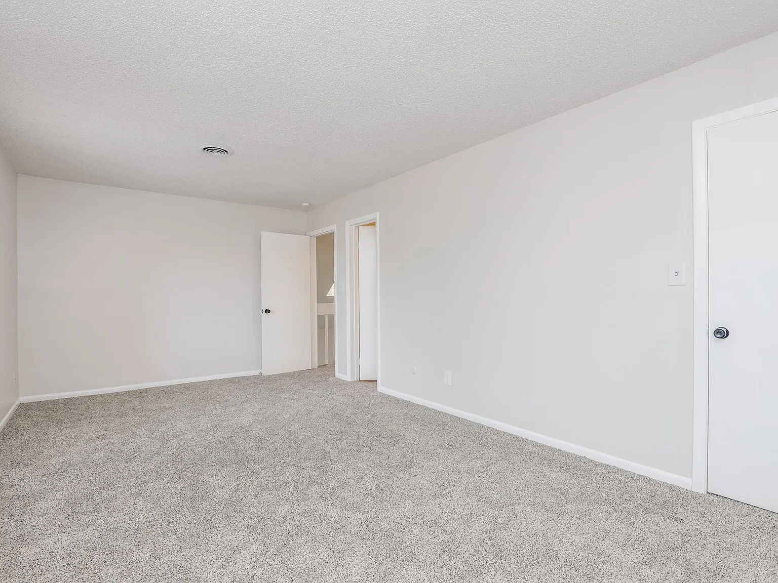 3 bed, 1352 sqft, $2,125 — Photo 3