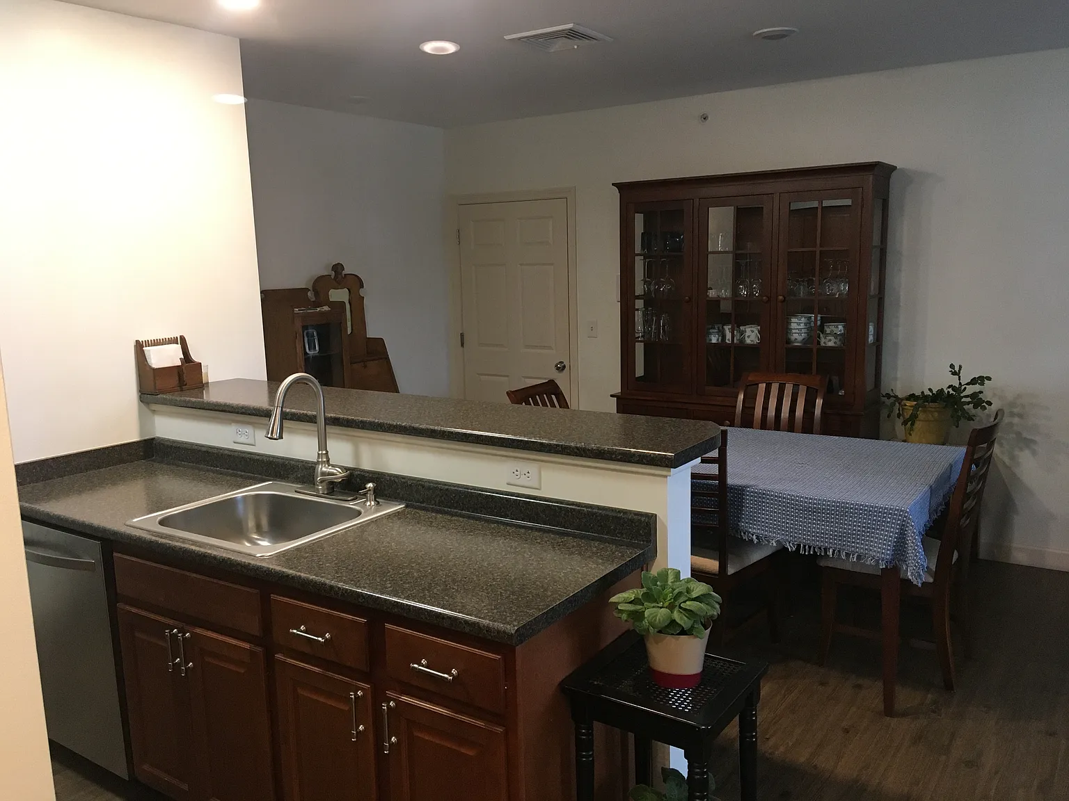 2 bed, 928 sqft, $2,400 — Photo 1
