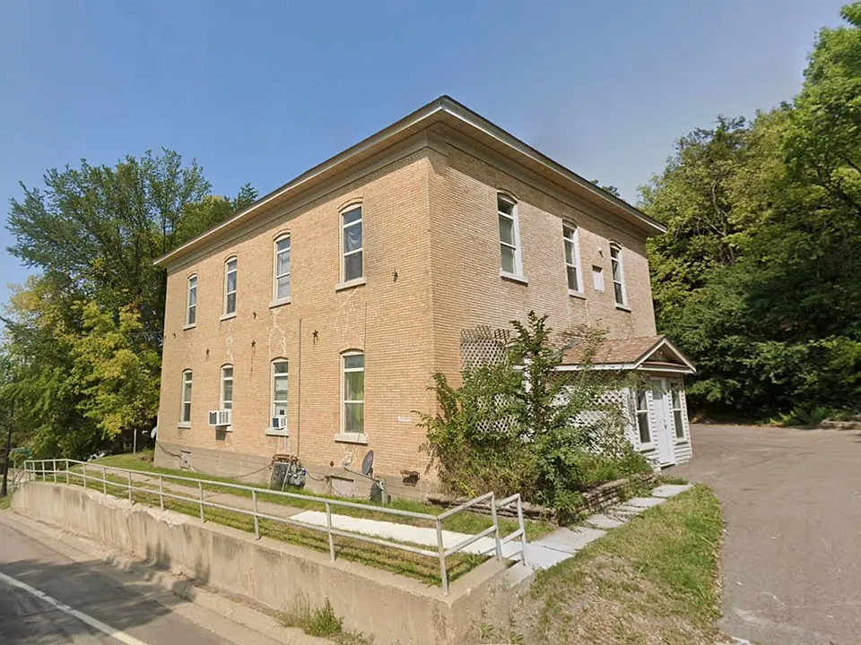 401 2nd St E #4