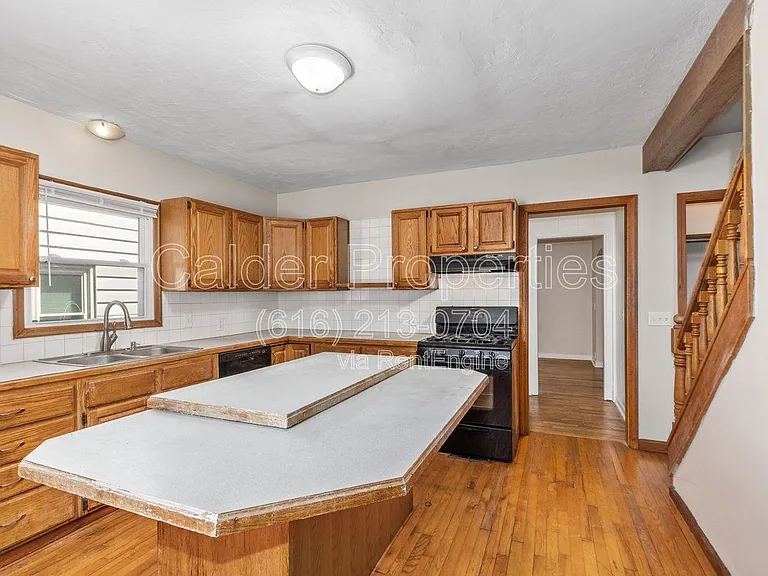 1031 Merrifield St SE — Photo 12
