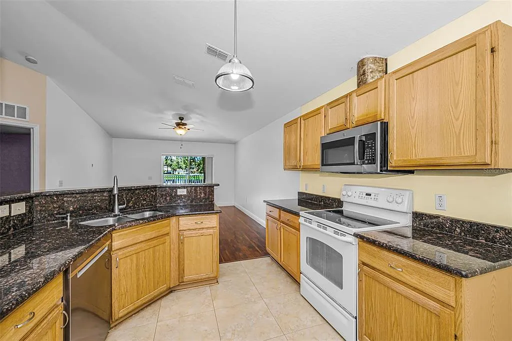 3 bed, 2.0 bath, 1612 sqft, $2,460 — Photo 4