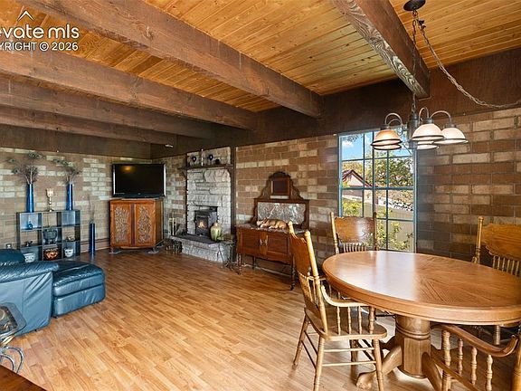5th image of 410 Thompson Pl