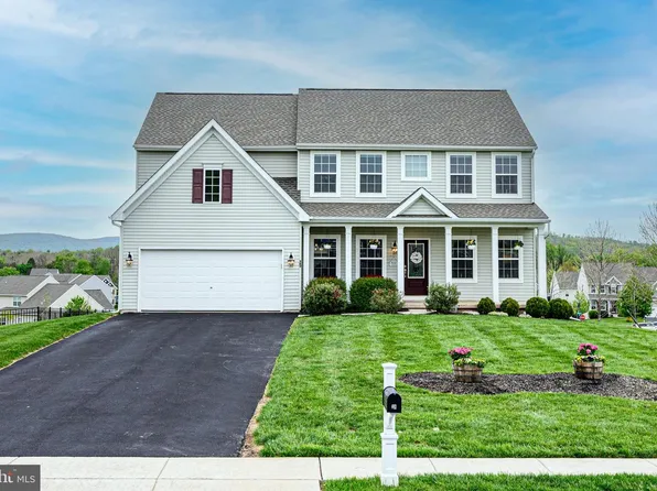 29 Sovereign Dr, Douglassville, PA 19518