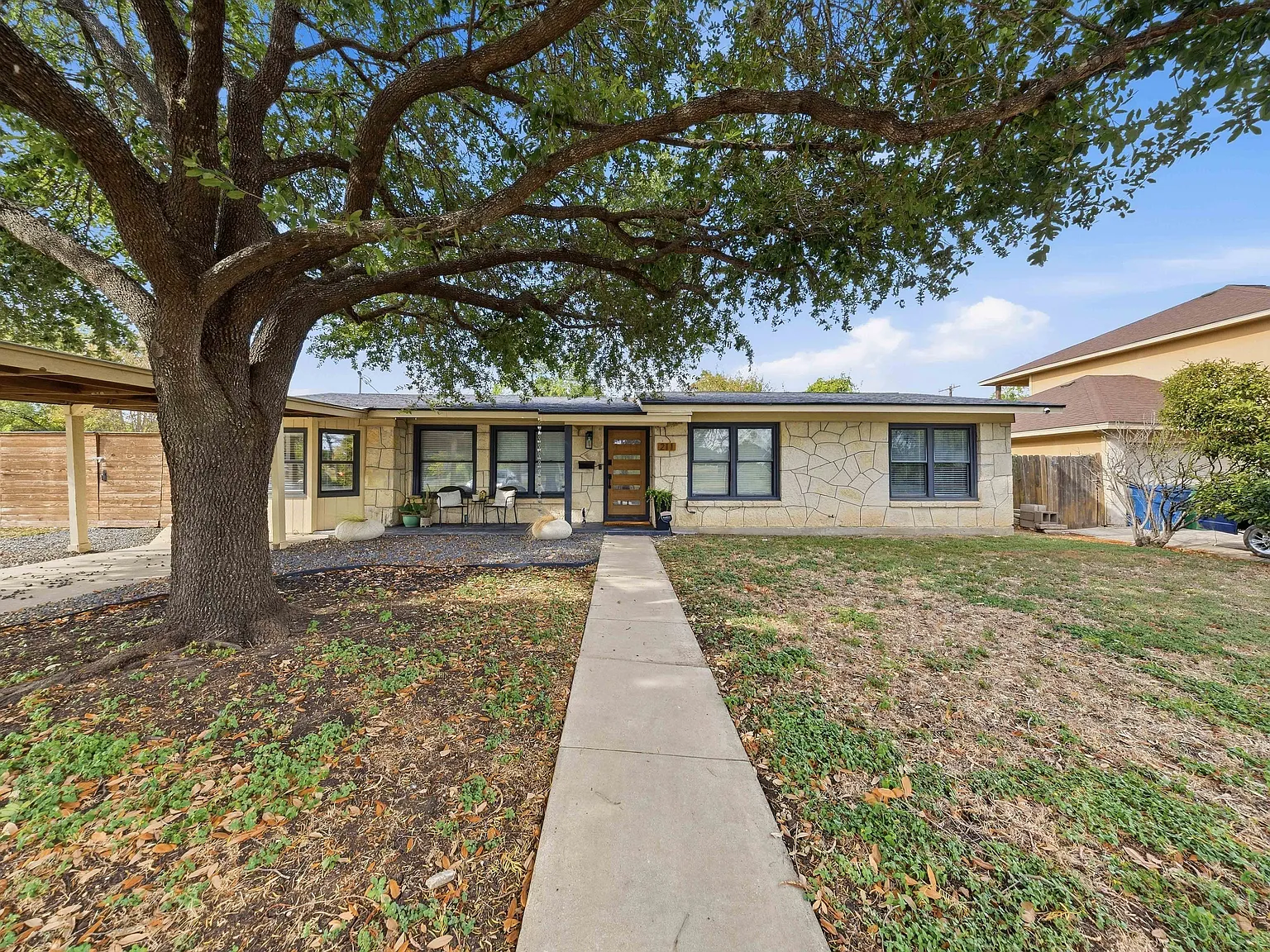 3 bed, 1228 sqft, $2,195 — Photo 1