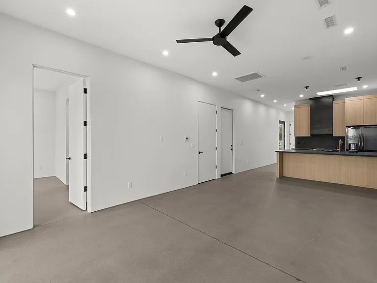 3601 E Coronado Rd #1 — Photo 17