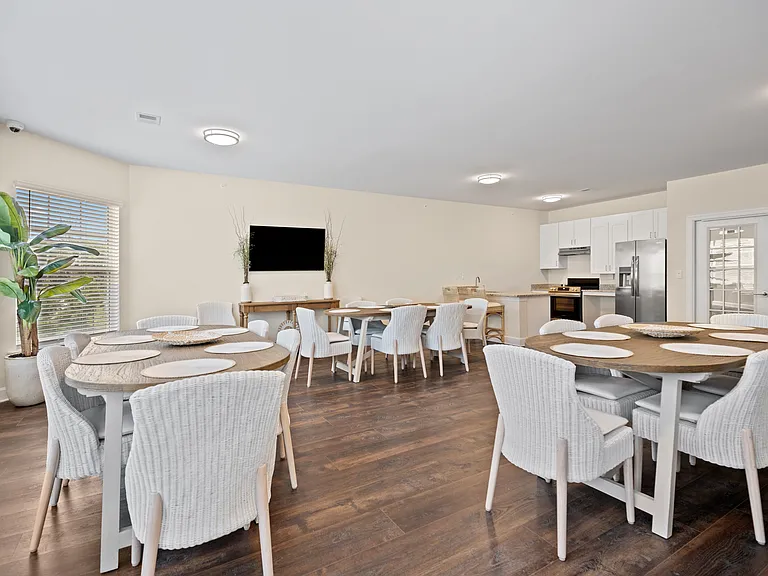 Oak Forest Pointe — Photo 22