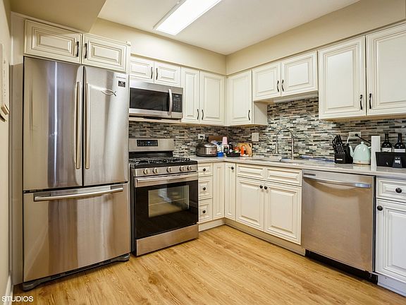 4th image of 701 Limerick Ln APT 3C