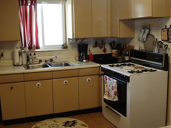 Functional eat in kitchen and all appliances remain 
