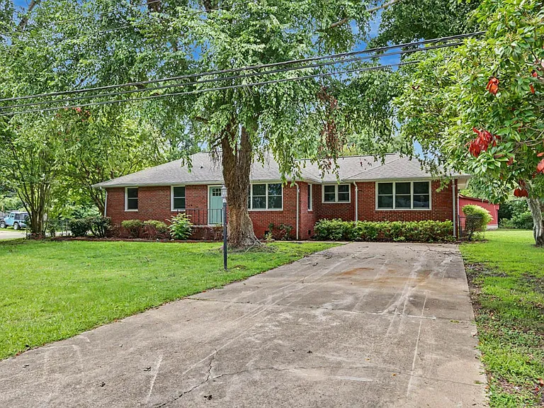 1221 Burlington Rd — Photo 1