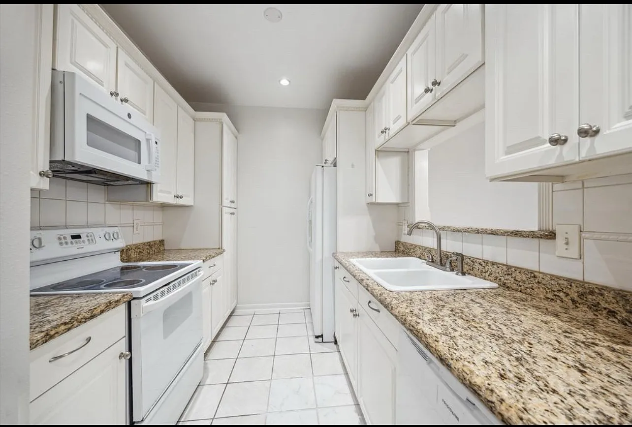 Regency Square Ct, Houston — Photo 2
