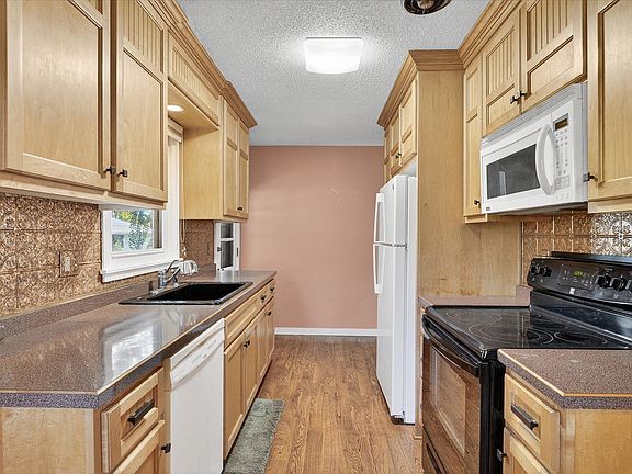 5th image of 650 23rd Ave NW