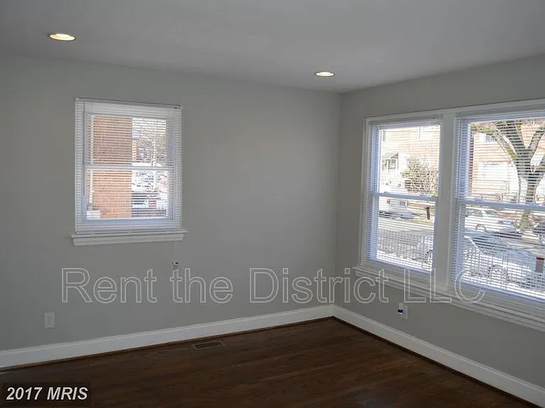 707 Kennedy St NE — Photo 4