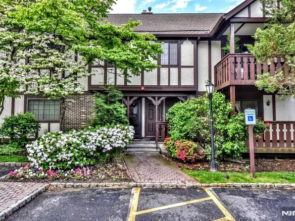 1804 Faulkner Ct, Mahwah, NJ 07430