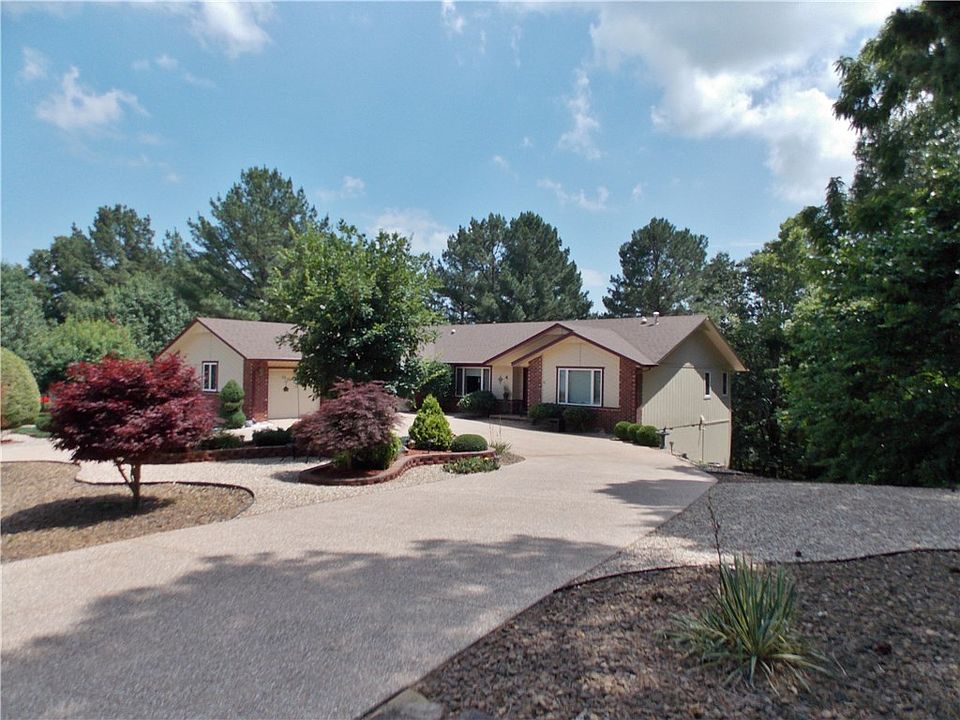 1st image of 4 McKenzie Ln