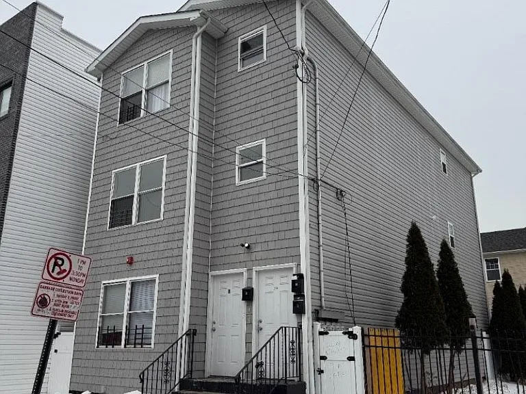 34 Auburn St — Photo 1